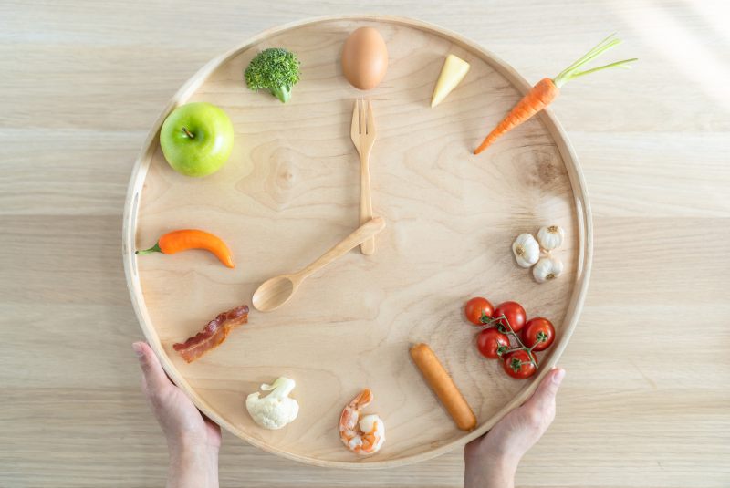 zegar z warzywami i owocami, liczenie kalorii