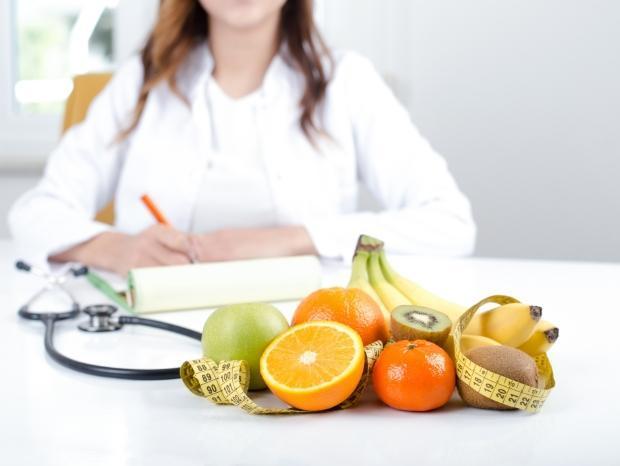 Lekarz i owoce na stole